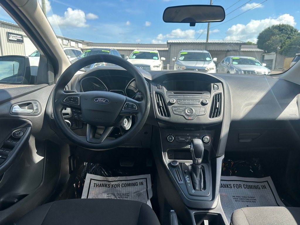 Used 2017 Ford Focus SE FWD image 9