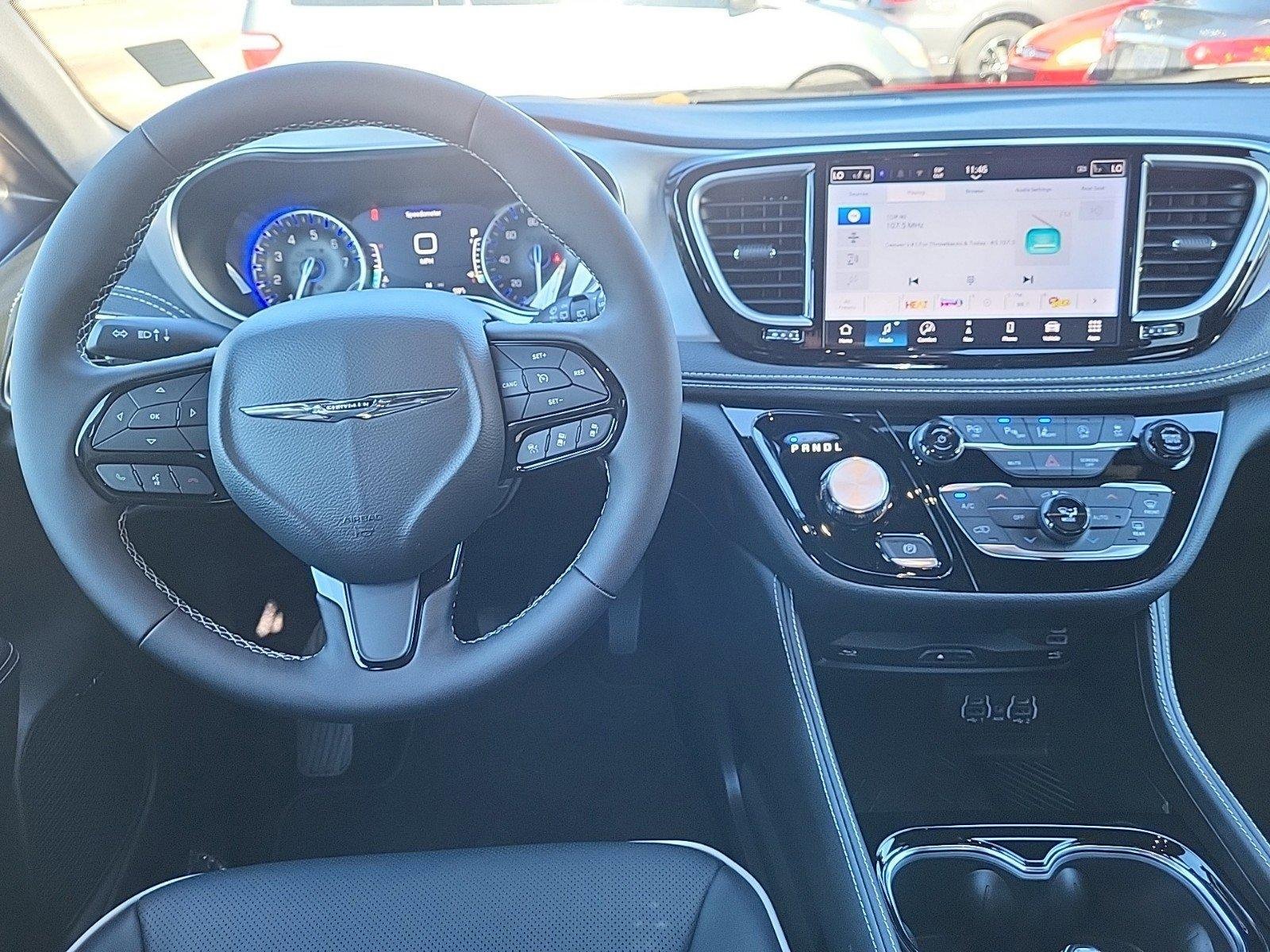 New 2025 Chrysler Pacifica Limited w/ Uconnect Theater Family Group image 22