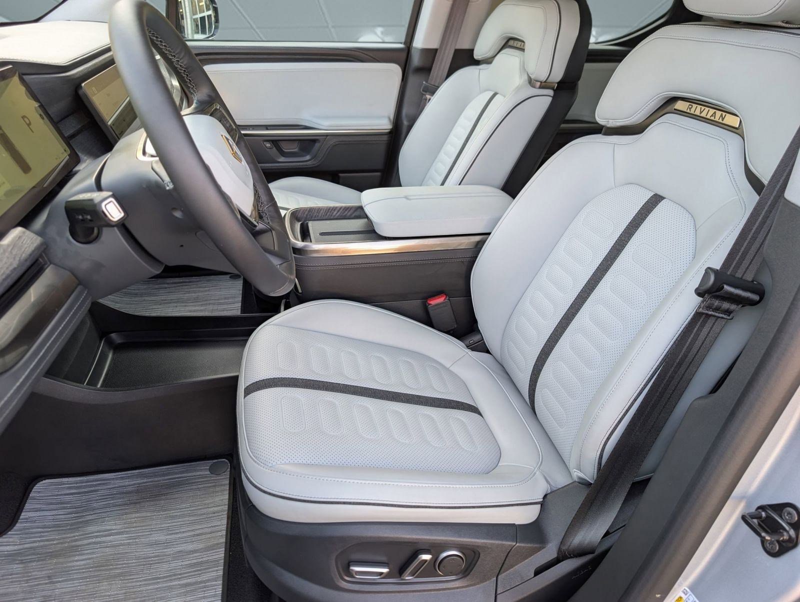 Used 2025 Rivian R1T Adventure image 5