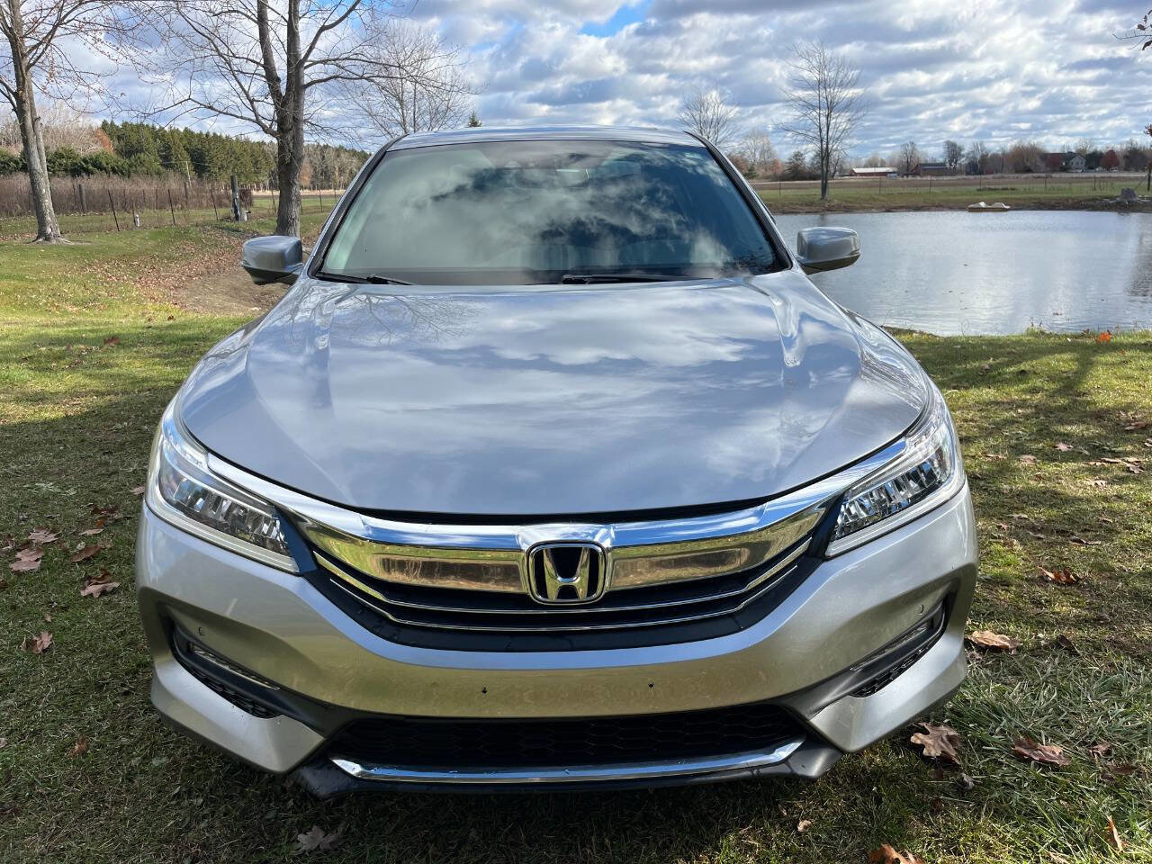 Used 2017 Honda Accord Touring image 2