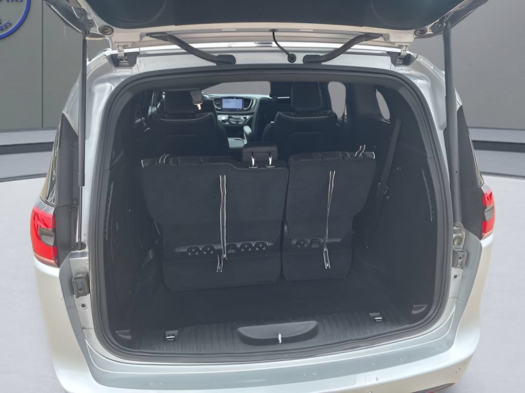 Used 2023 Chrysler Pacifica Limited w/ Uconnect Theater Family Group FWD image 23