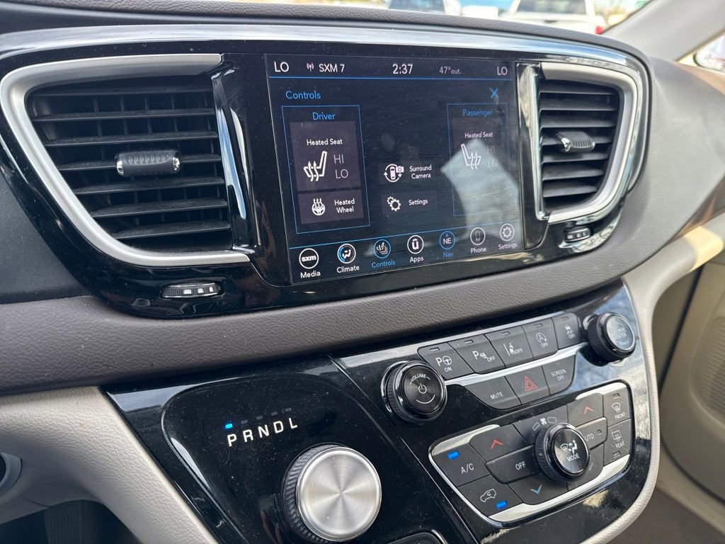 Used 2020 Chrysler Pacifica Touring-L w/ Tire & Wheel Group image 32