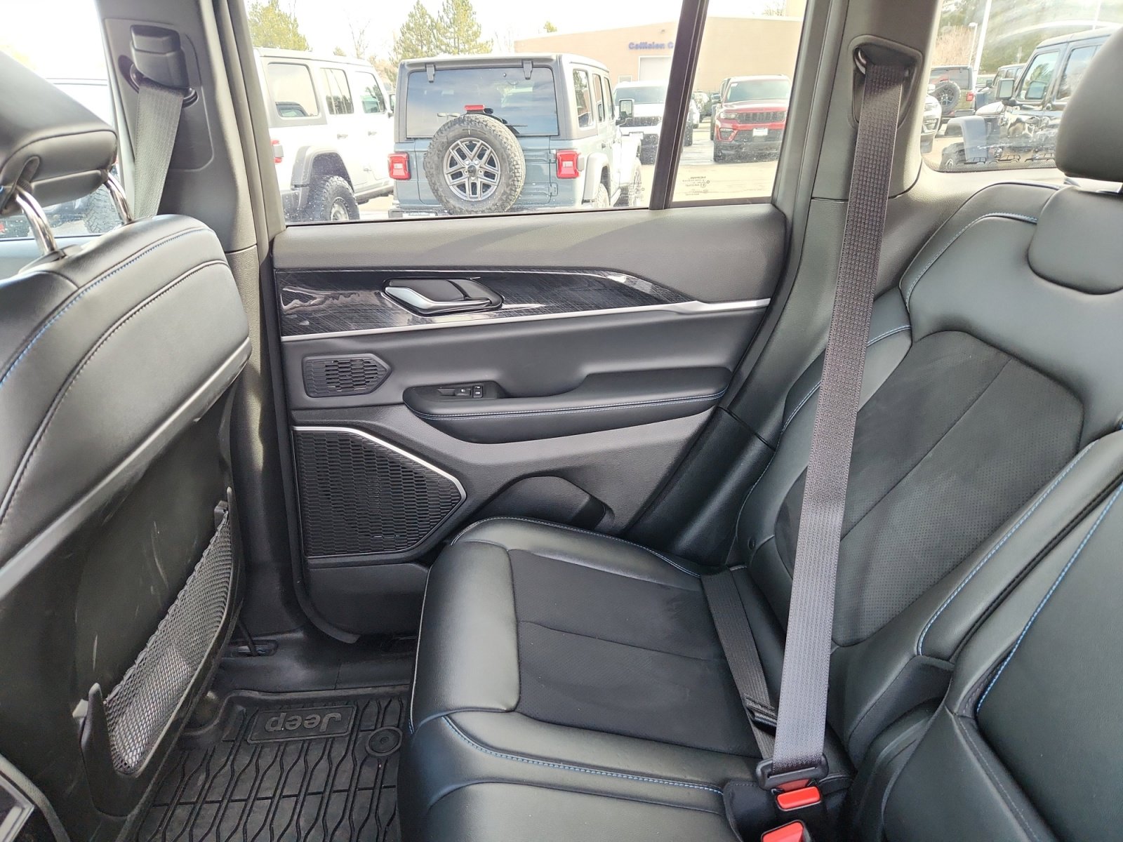 Used 2024 Jeep Grand Cherokee Trailhawk image 17