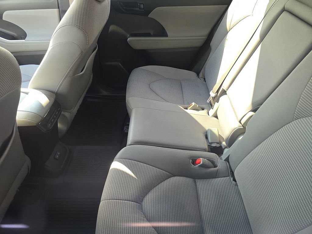 Used 2023 Toyota Highlander LE FWD image 14