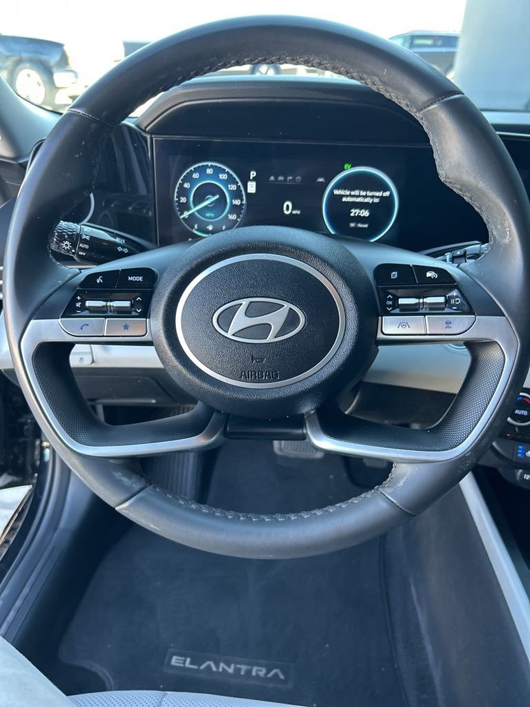Certified 2025 Hyundai Elantra Limited image 9