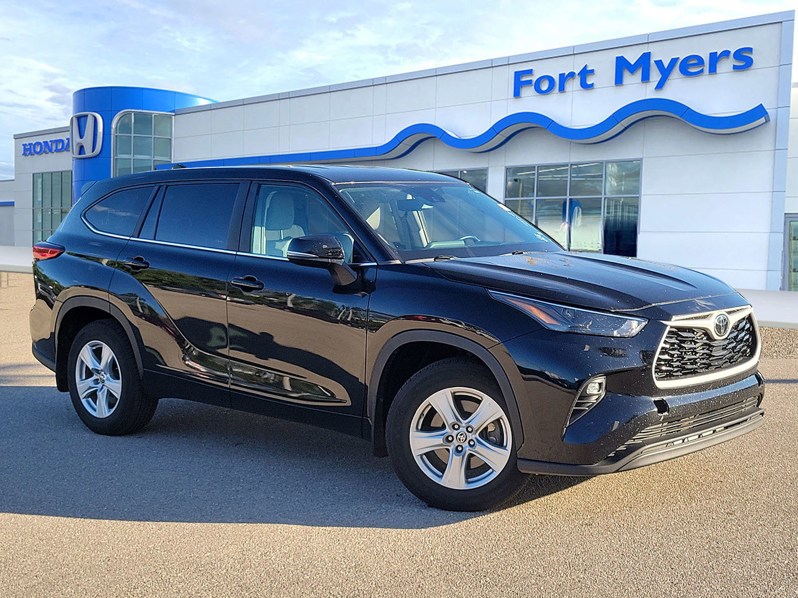 Used 2023 Toyota Highlander LE