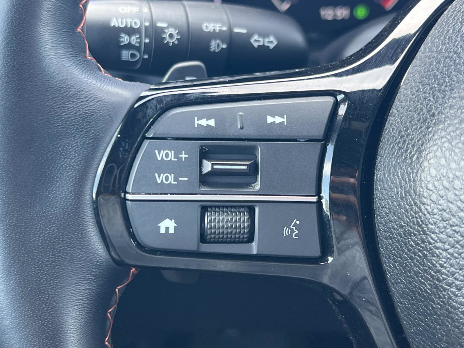 Used 2025 Honda Pilot TrailSport image 9