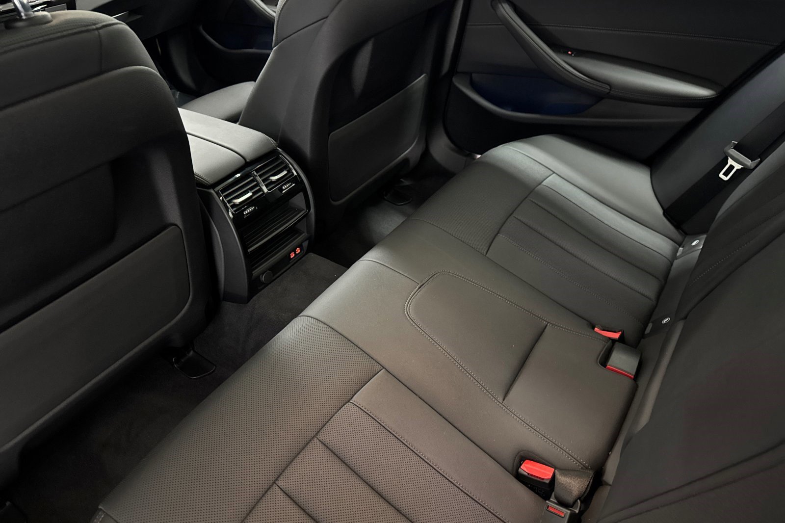 Certified 2023 BMW 530e w/ M Sport Package image 26