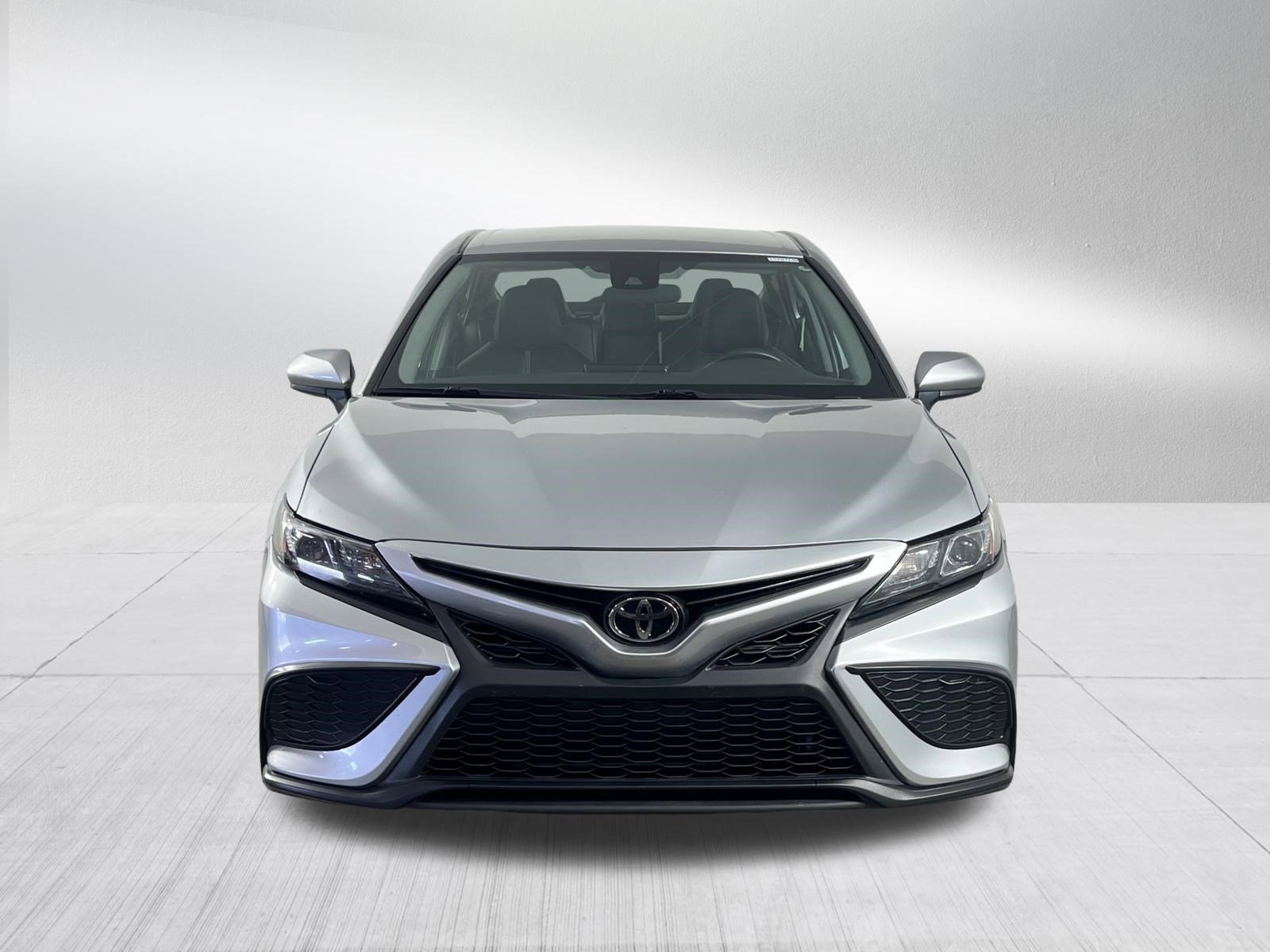 Used 2021 Toyota Camry SE image 2