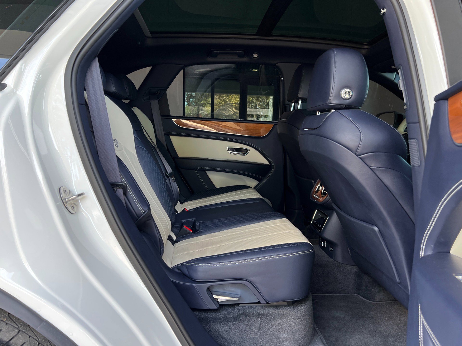 Used 2021 Bentley Bentayga image 38