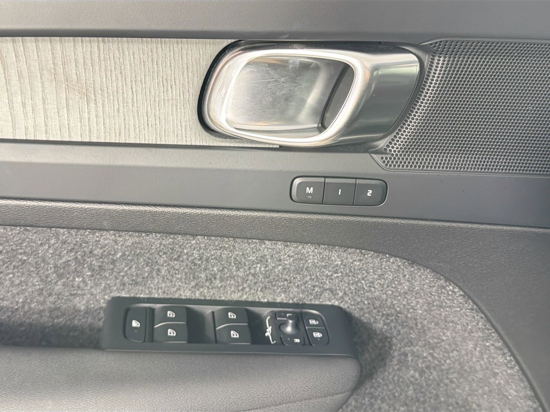 Certified 2025 Volvo XC40 B5 Core AWD/4WD image 17