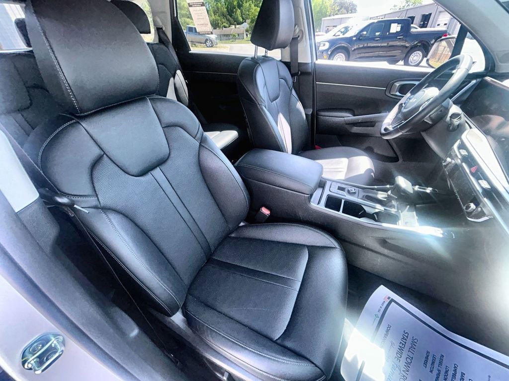 Used 2025 Kia Sorento EX w/ Panoramic Sunroof Package FWD image 32