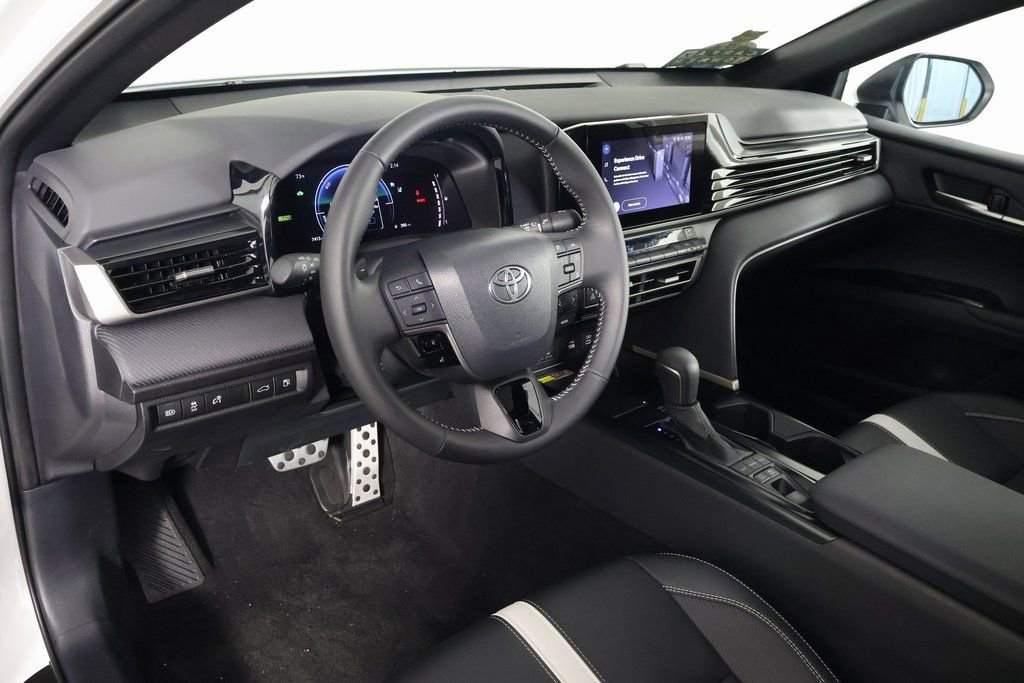 Used 2025 Toyota Camry SE image 7