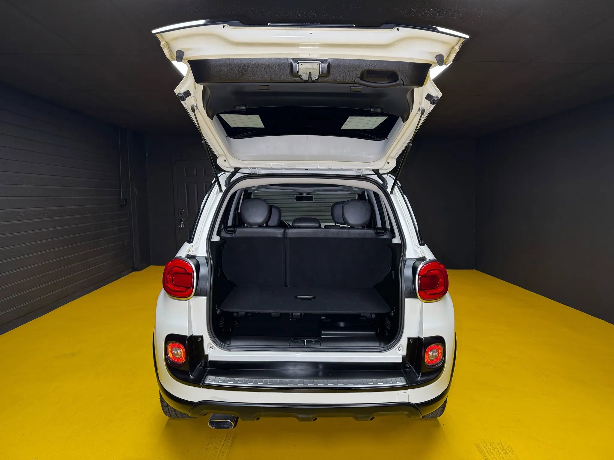 Used 2017 FIAT 500L Trekking w/ Dual-Pane Sunroof Package FWD image 11
