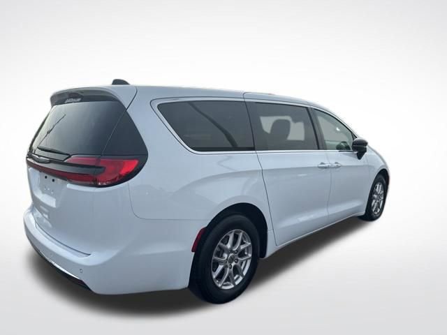 Used 2025 Chrysler Pacifica Select image 5