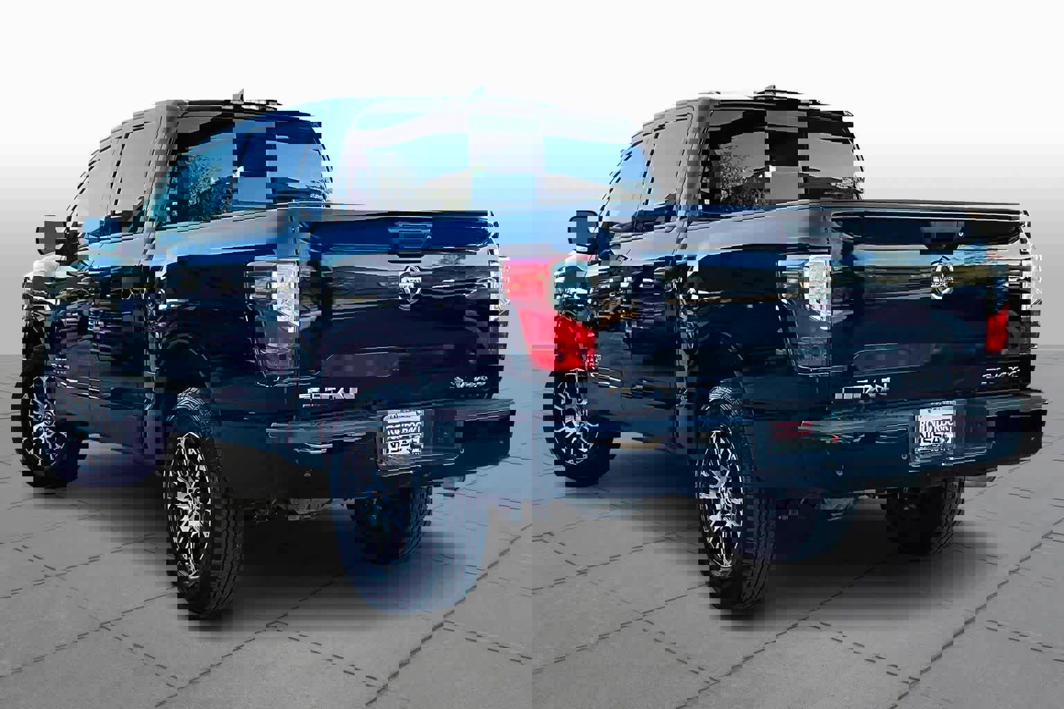 Used 2022 Nissan Titan SV image 11