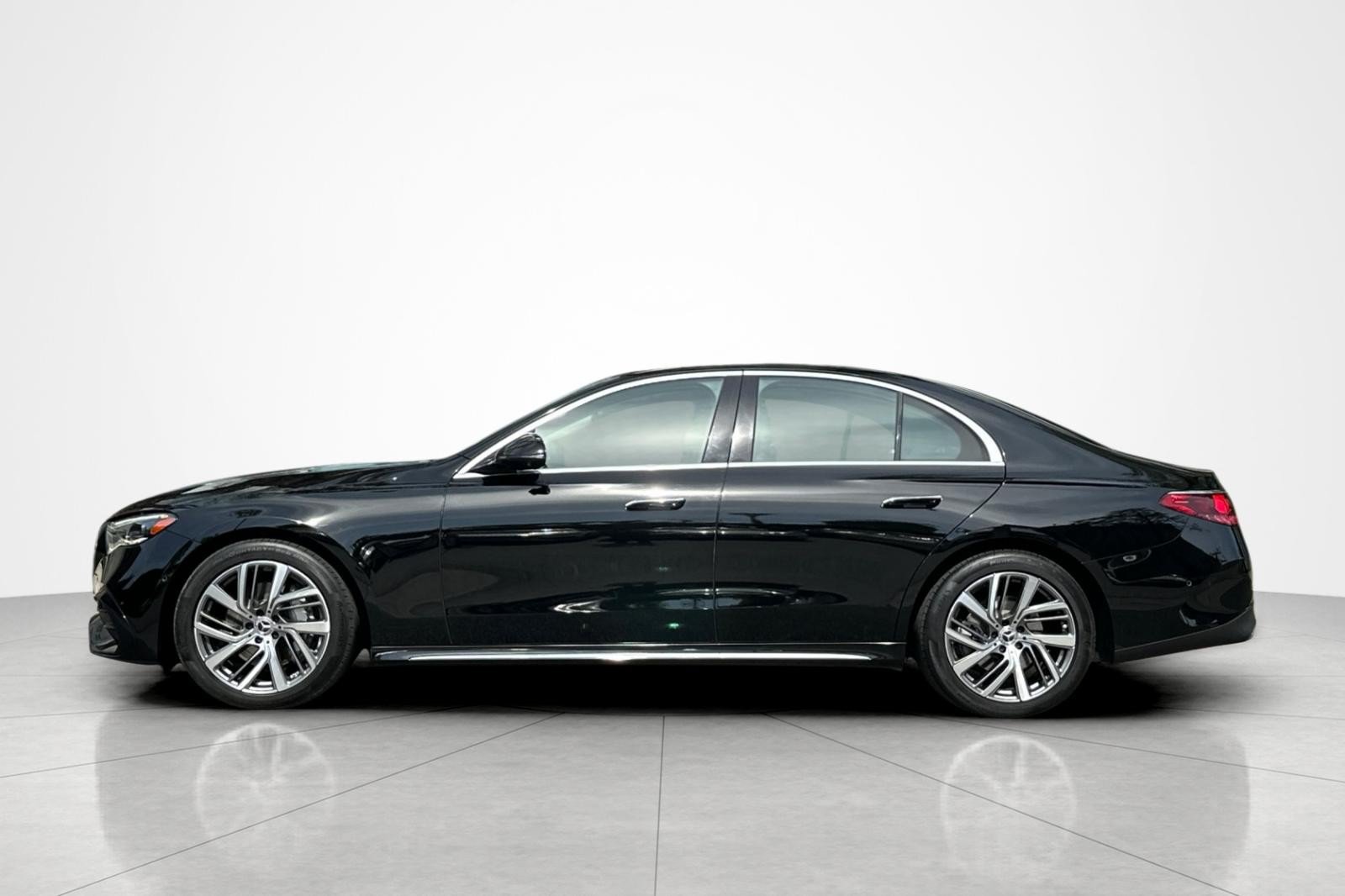 Used 2024 Mercedes-Benz E 350 4MATIC Sedan image 2