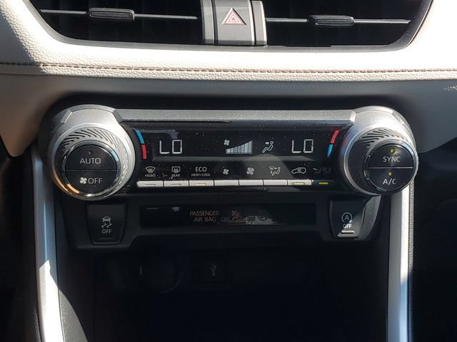 Used 2021 Toyota RAV4 XLE w/ Convenience Package FWD image 29
