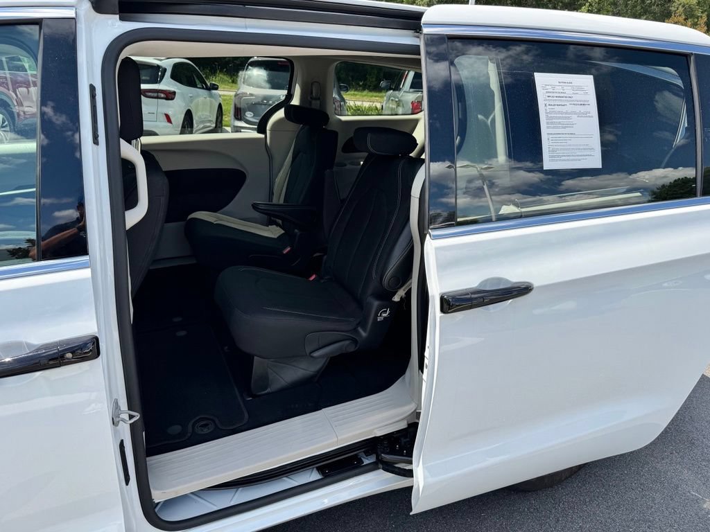 Used 2023 Chrysler Voyager LX FWD image 30