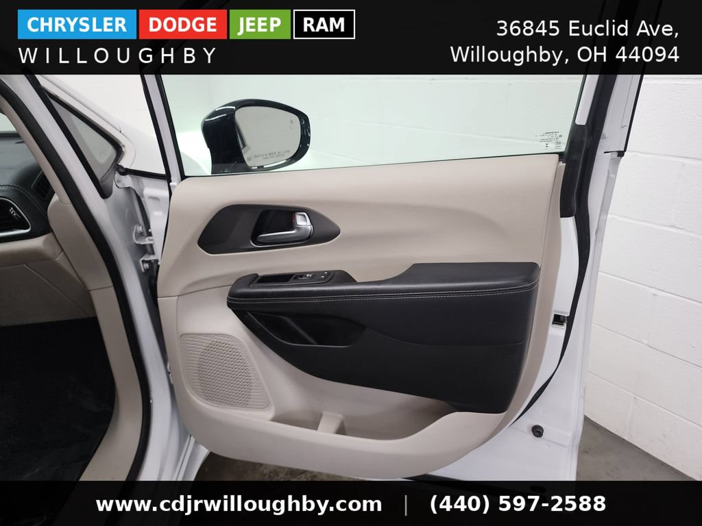 Used 2024 Chrysler Pacifica Limited FWD image 34