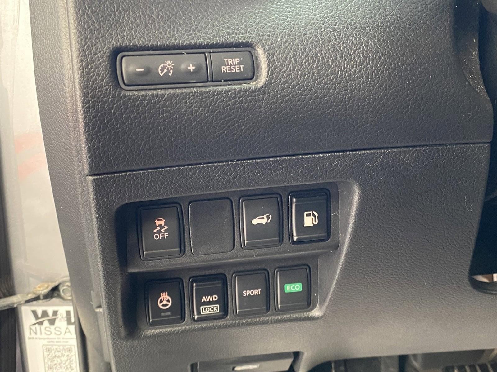 Used 2018 Nissan Rogue SV w/ Premium Package image 19