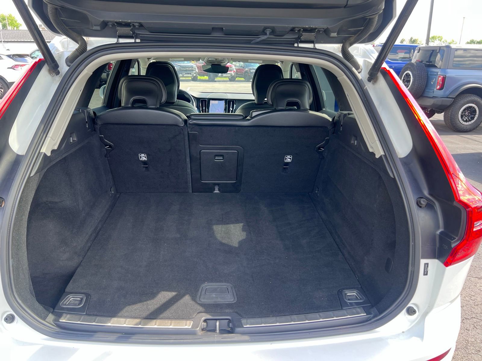 Used 2023 Volvo XC60 B5 Core AWD/4WD image 13