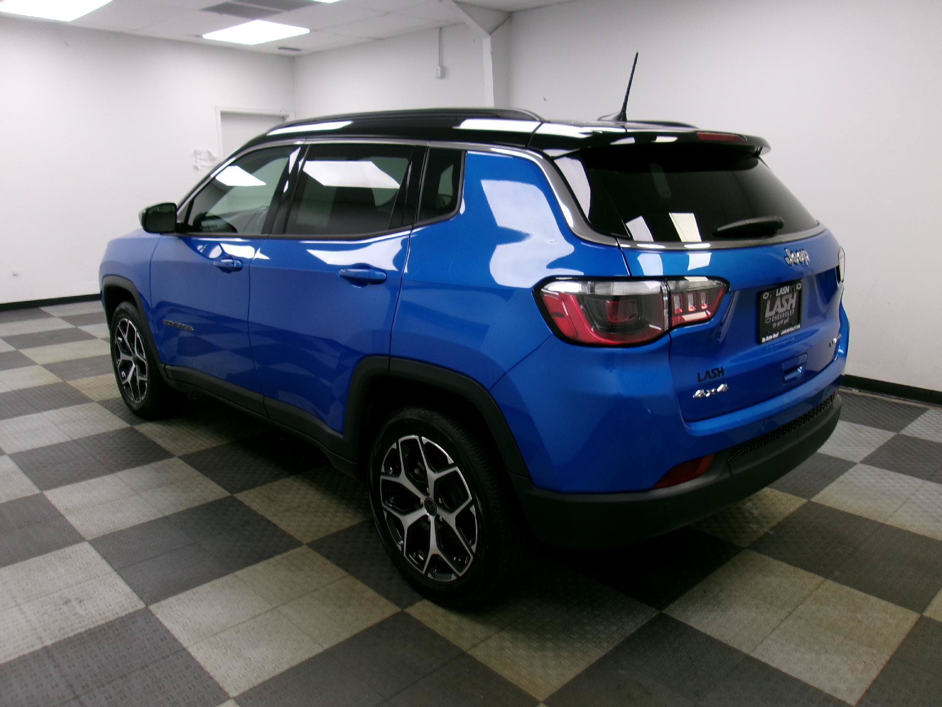 Used 2025 Jeep Compass Limited AWD/4WD image 2