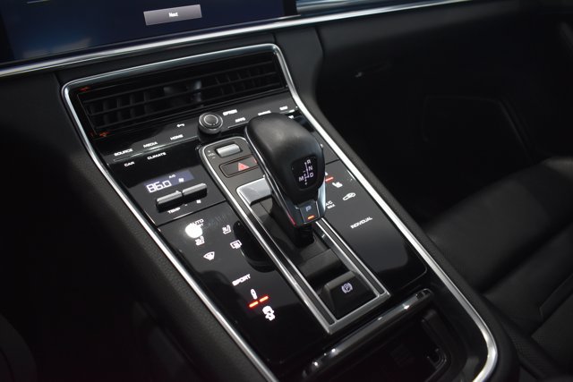 Used 2022 Porsche Panamera RWD image 15