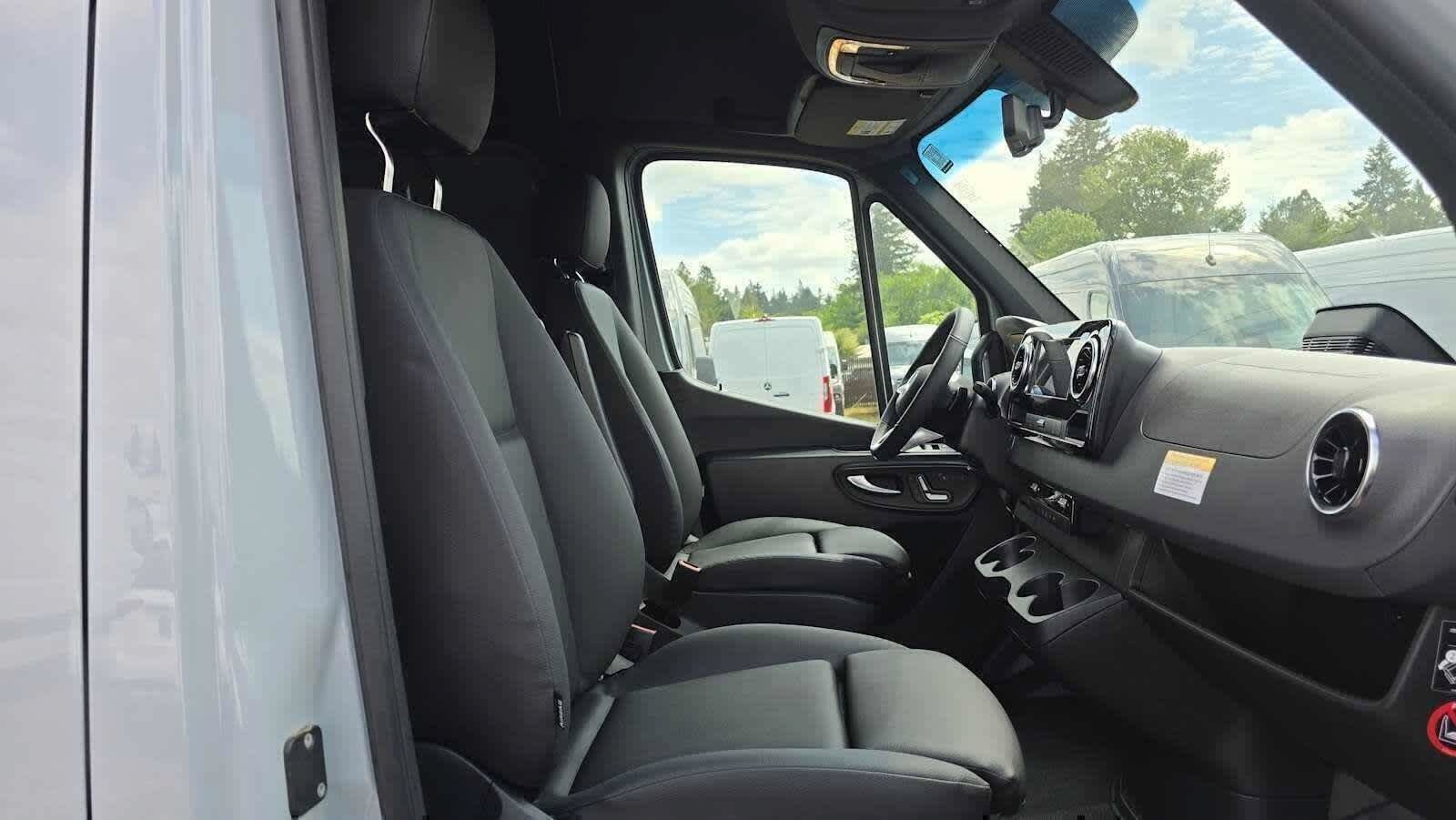 Used 2025 Mercedes-Benz Sprinter 2500 image 11