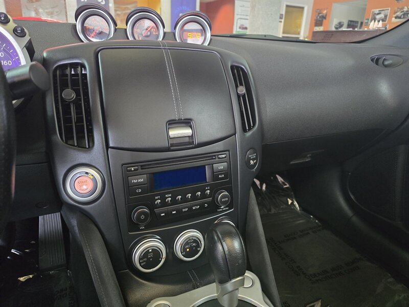 Used 2019 Nissan 370Z Roadster RWD image 15