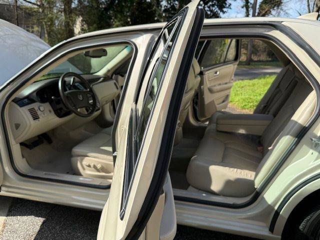 Used 2011 Cadillac DTS FWD image 37