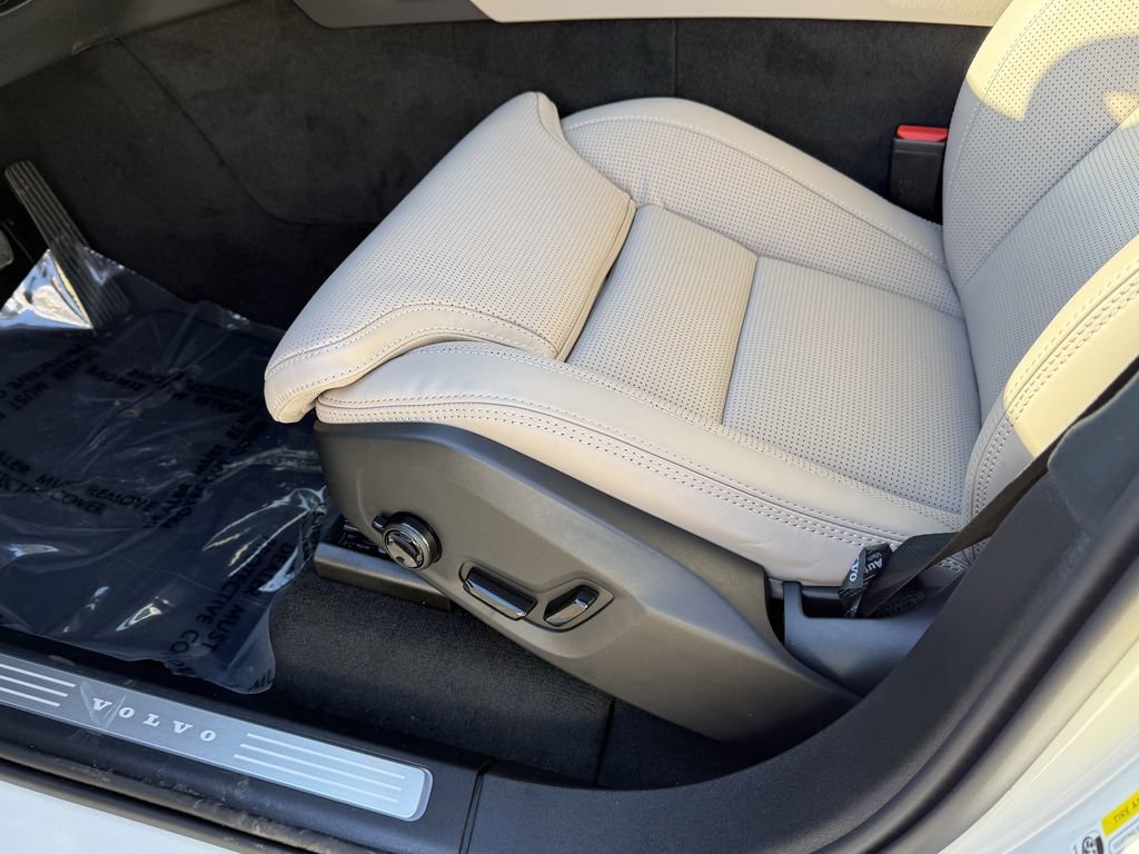 New 2026 Volvo XC90 B6 Ultra w/ Lounge Package image 16