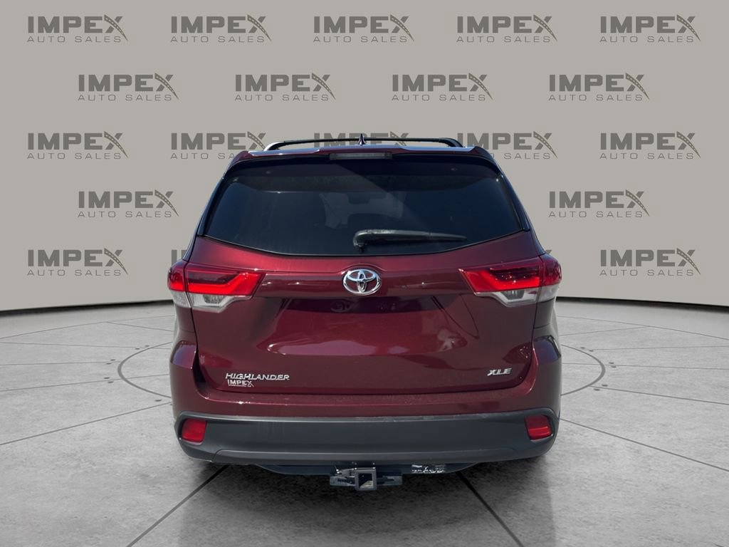 Used 2019 Toyota Highlander XLE FWD image 4