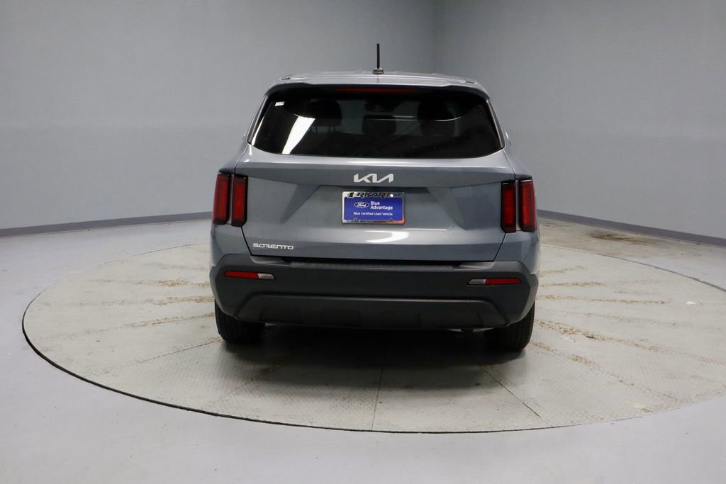 Used 2023 Kia Sorento LX FWD image 9