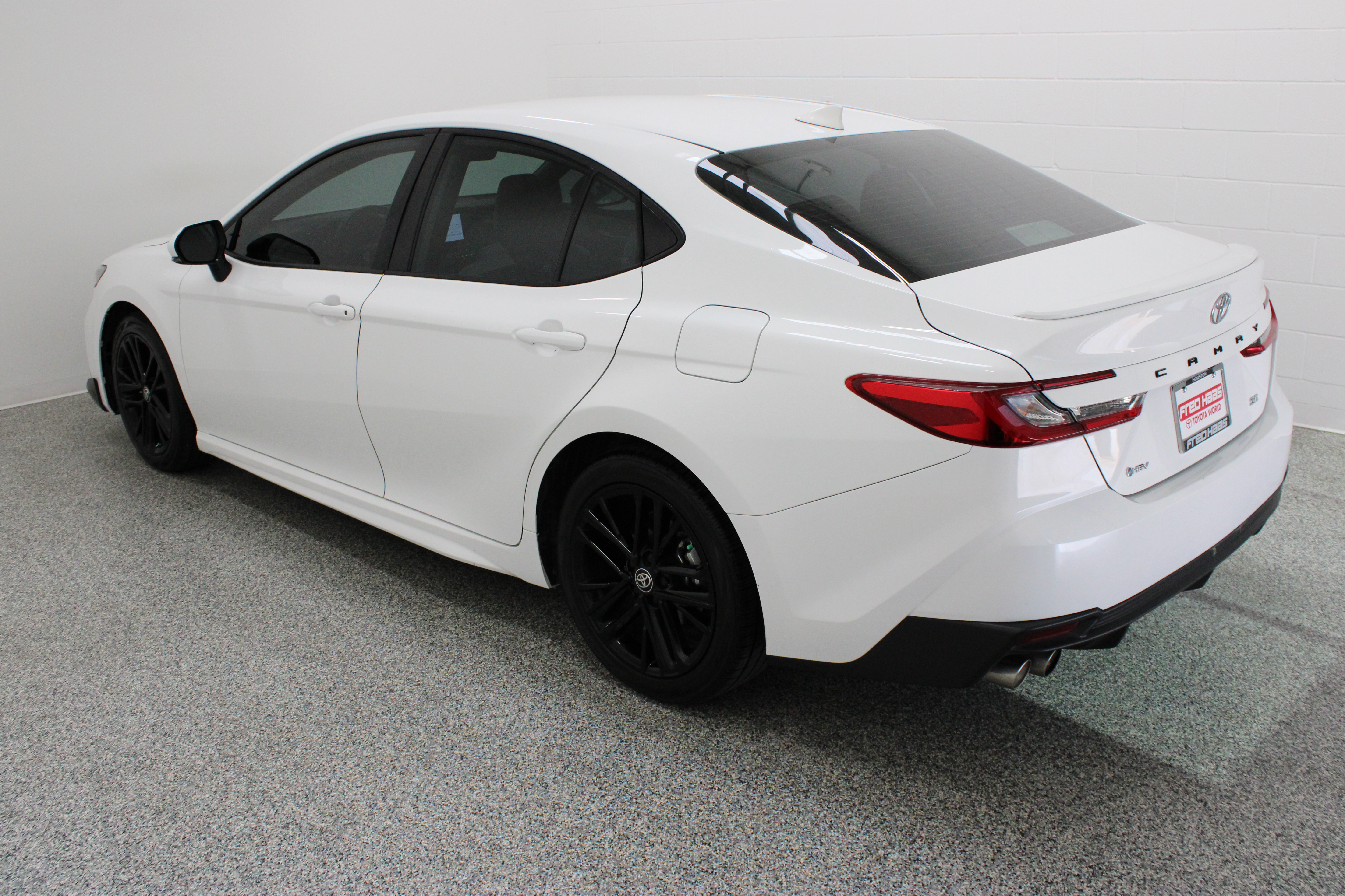 Used 2025 Toyota Camry SE w/ Convenience Package FWD image 9