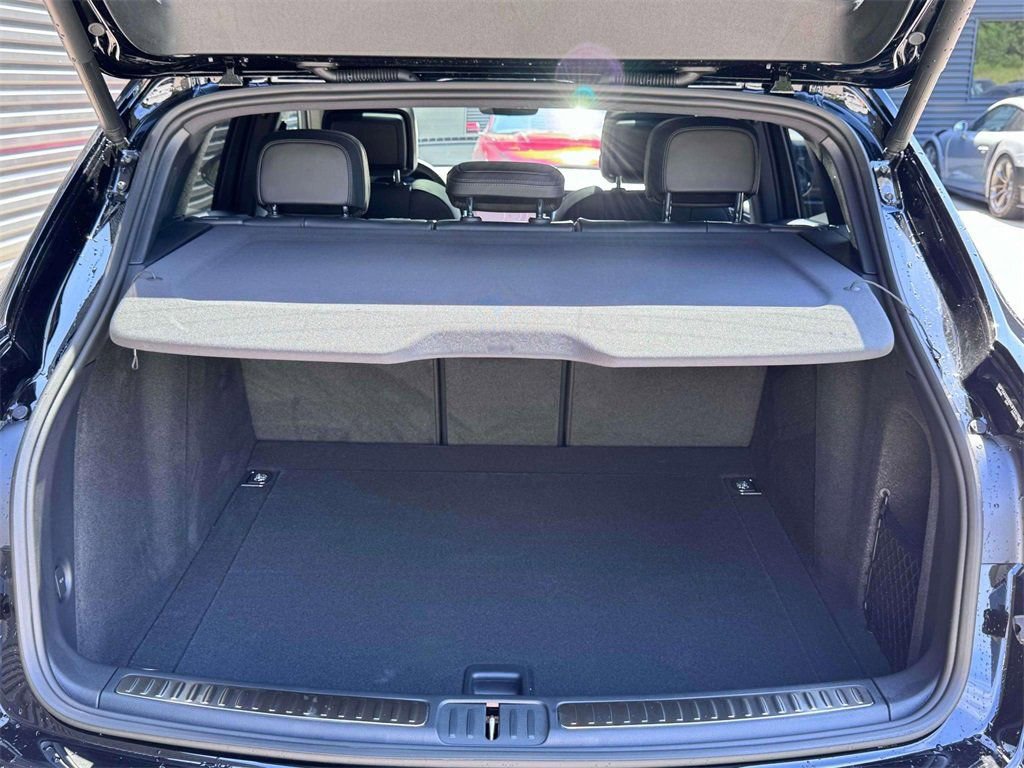 Certified 2025 Porsche Macan AWD/4WD image 27