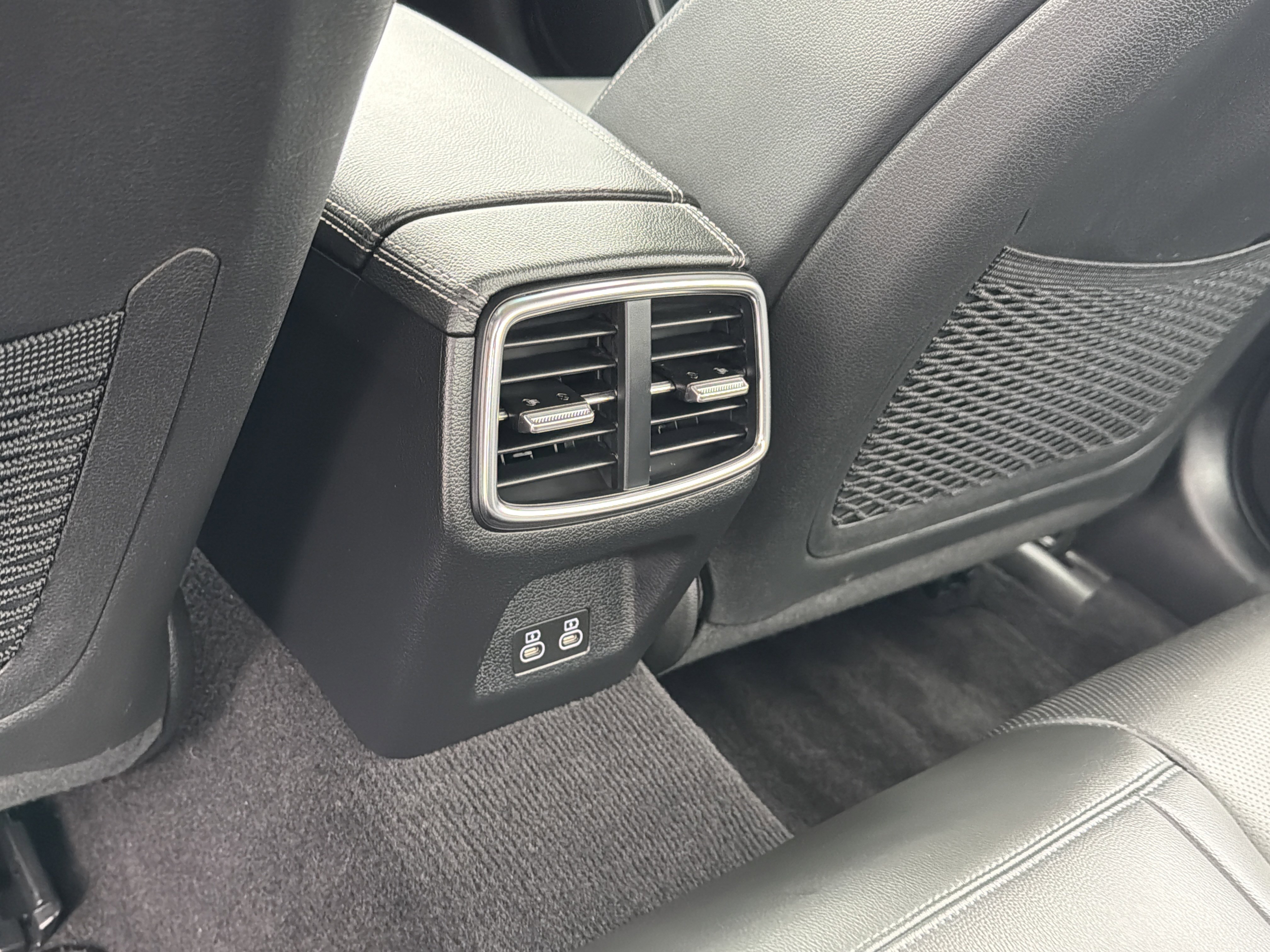 Used 2025 Genesis G70 2.5T image 13