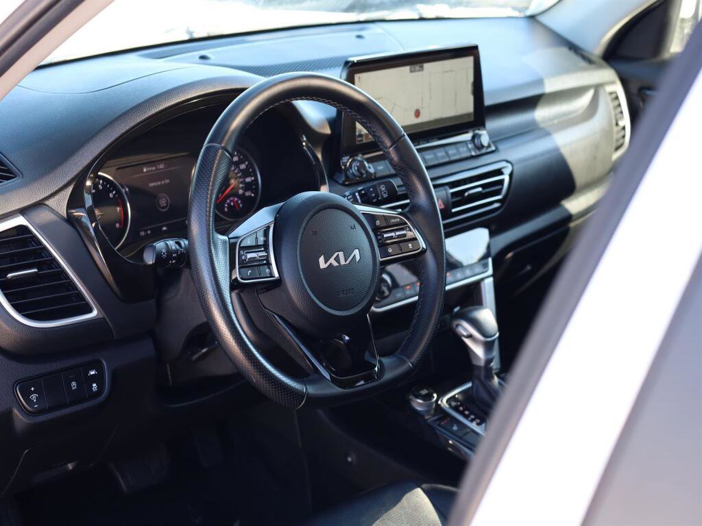 Used 2022 Kia Seltos SX w/ Sunroof Package image 6