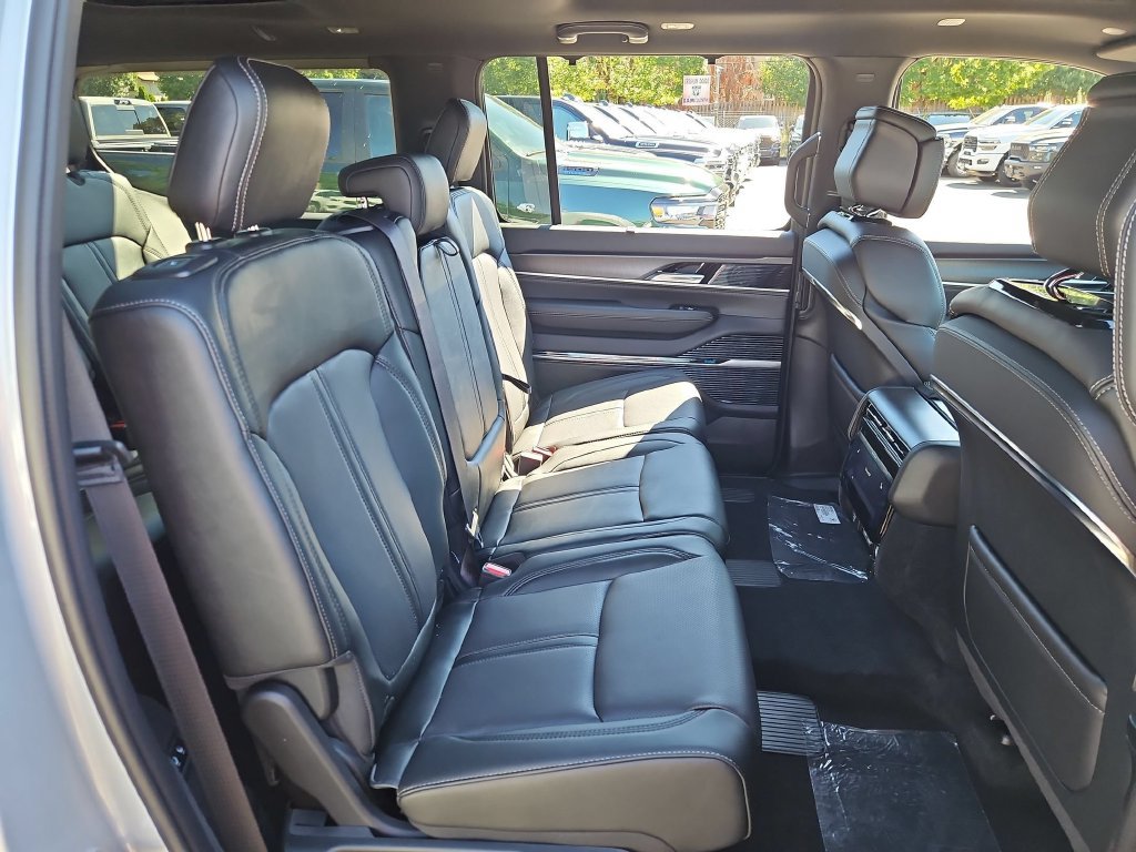 New 2026 Jeep Grand Wagoneer Summit w/ 8-Passenger Seating Package AWD/4WD image 15