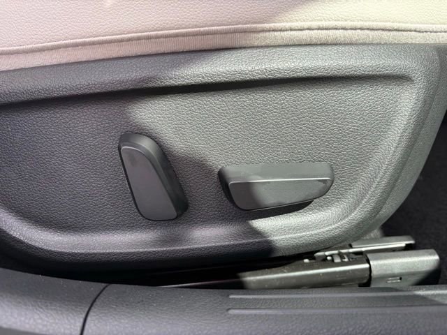 Used 2025 Genesis G70 2.5T image 38