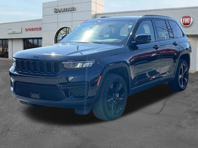 Used 2024 Jeep Grand Cherokee Altitude AWD/4WD image 3