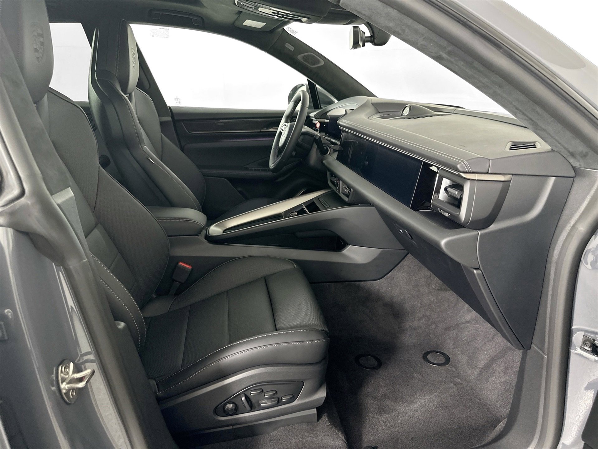 Certified 2025 Porsche Macan Turbo Electric image 29