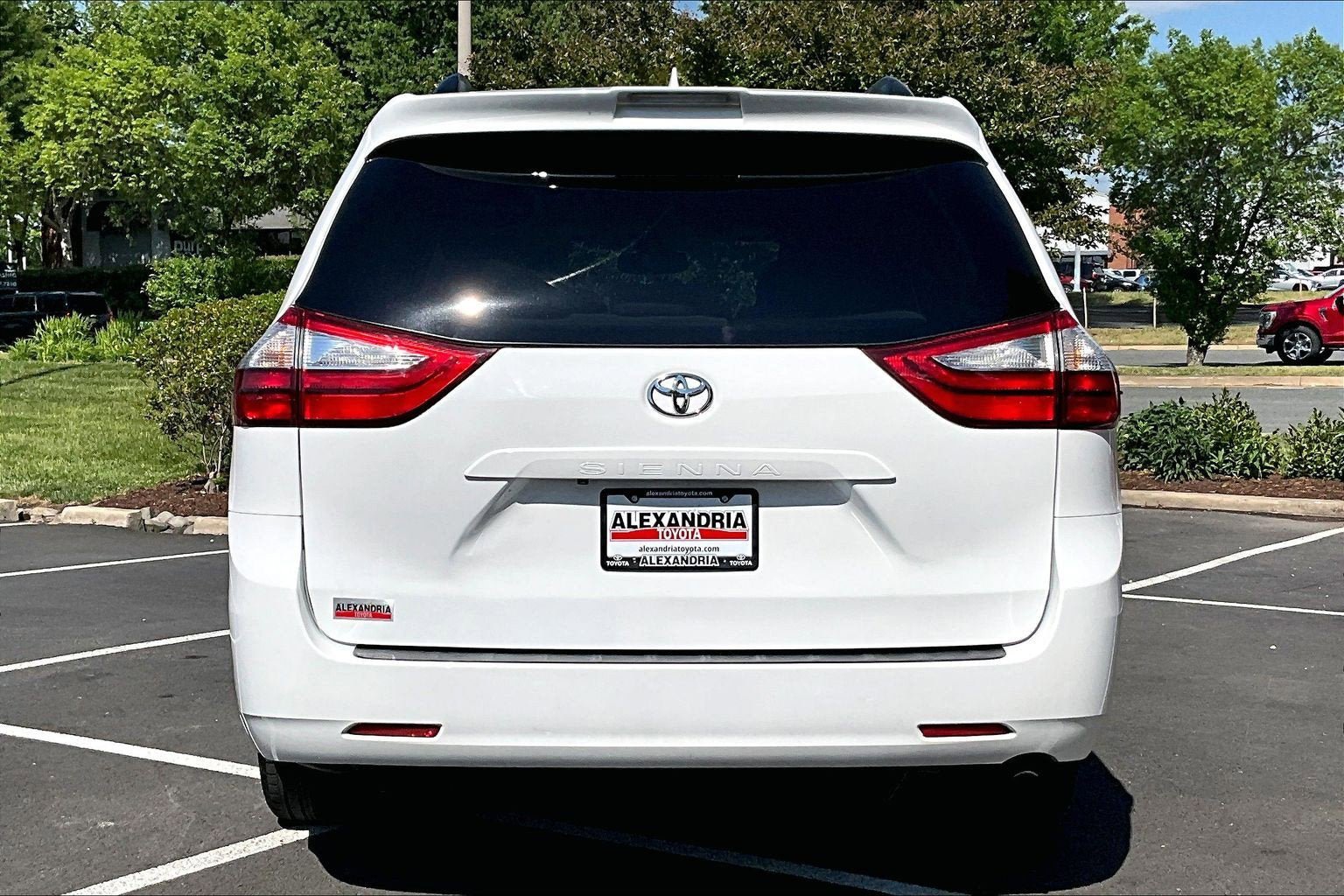Used 2019 Toyota Sienna LE FWD image 4