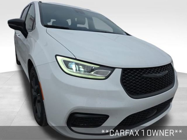 Used 2025 Chrysler Pacifica Limited image 2