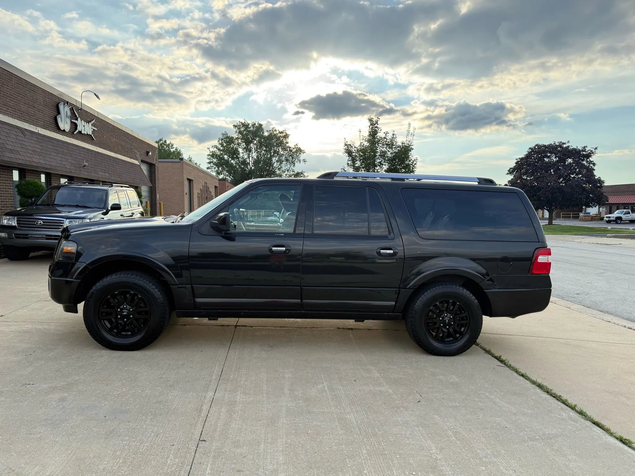 Used 2012 Ford Expedition EL Limited image 4