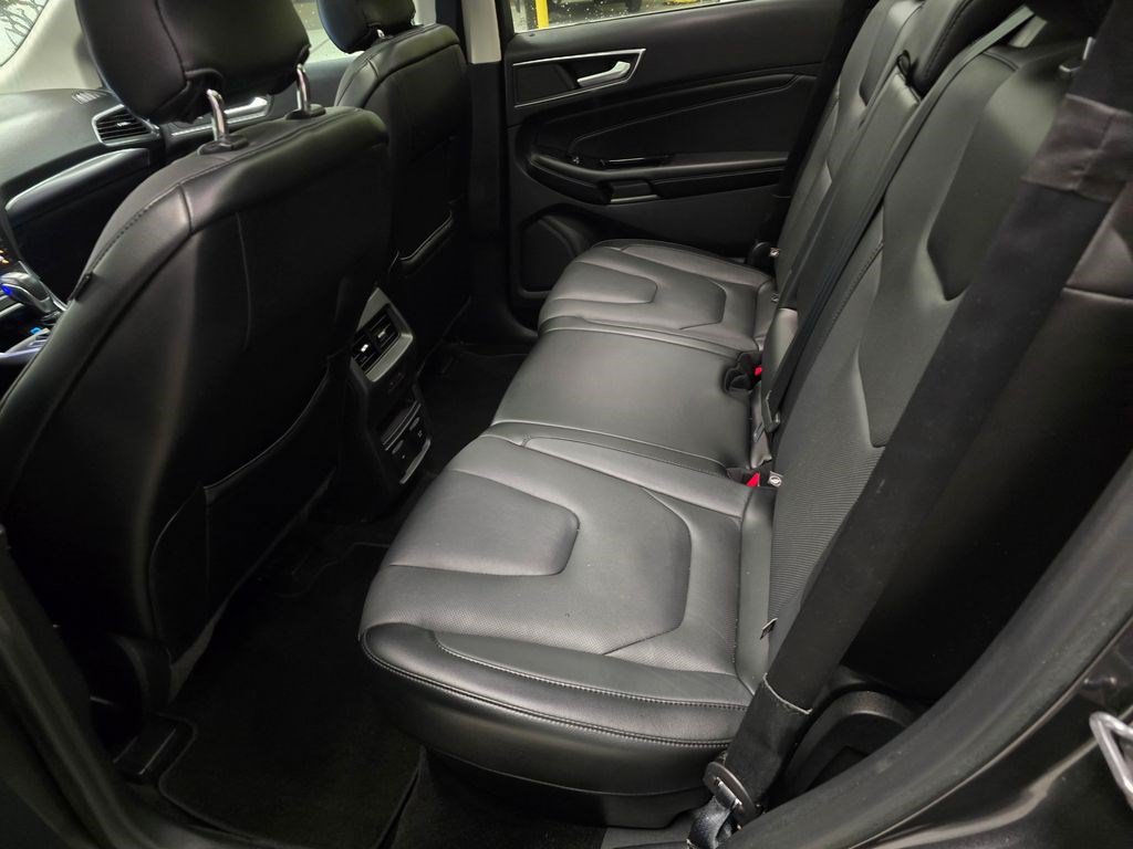 Used 2018 Ford Edge Titanium w/ Equipment Group 302A AWD/4WD image 31