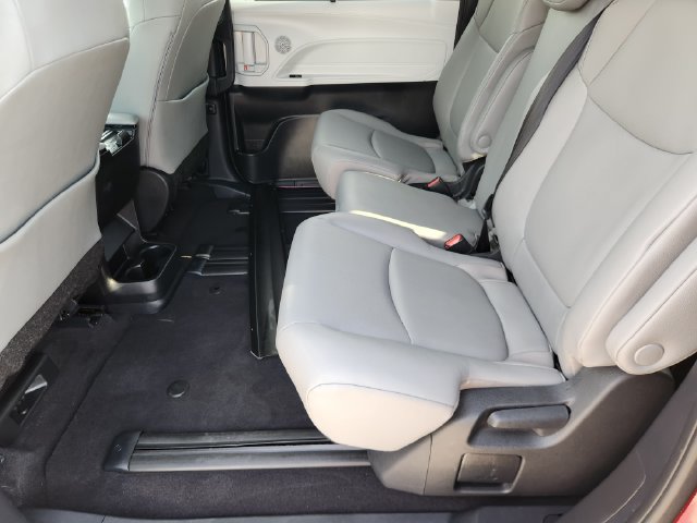 Used 2026 Toyota Sienna XLE FWD image 30