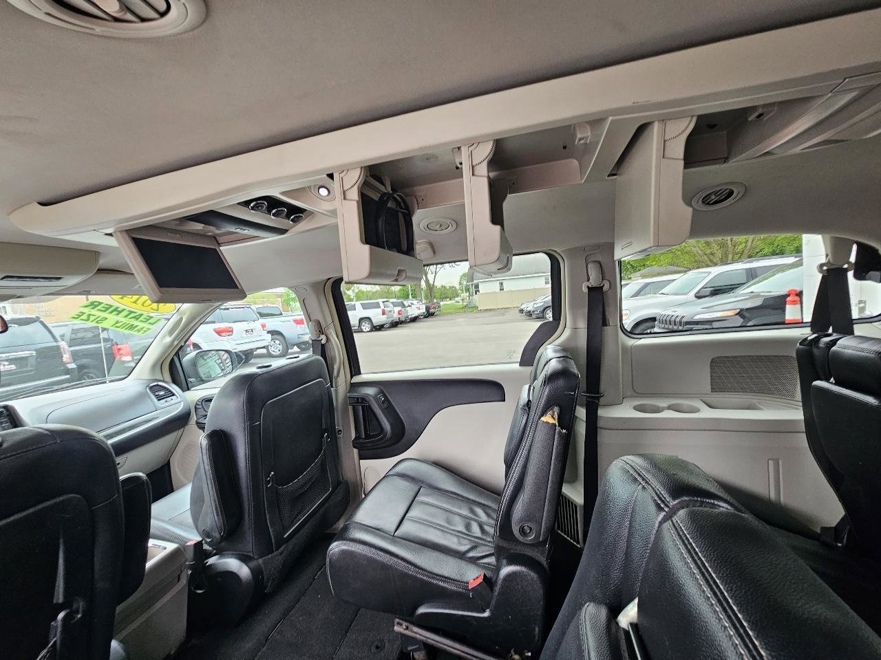 Used 2014 Chrysler Town & Country Touring FWD image 23