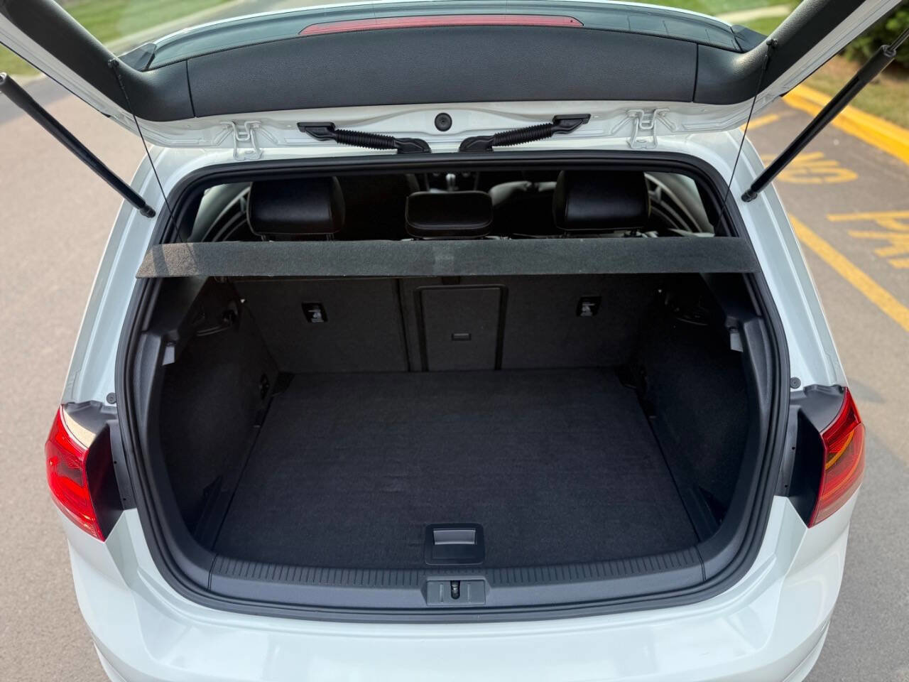 Used 2015 Volkswagen Golf R 4-Door image 38