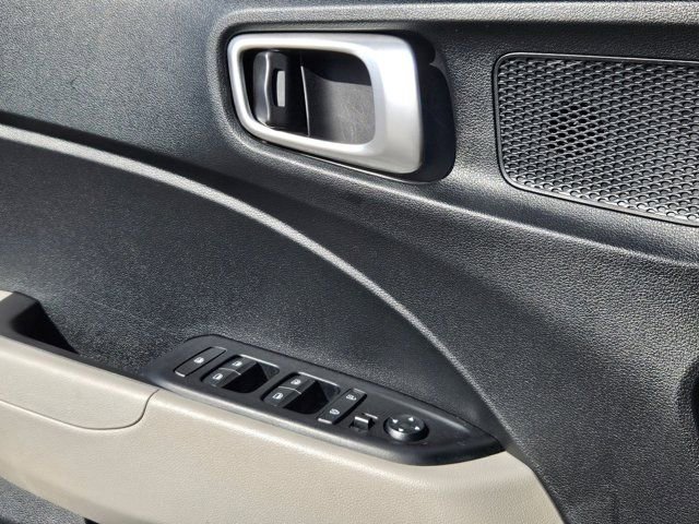 Used 2025 Hyundai Venue SEL image 13